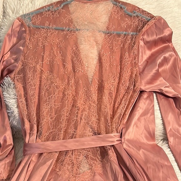 Satin robe - Picture 1 of 3